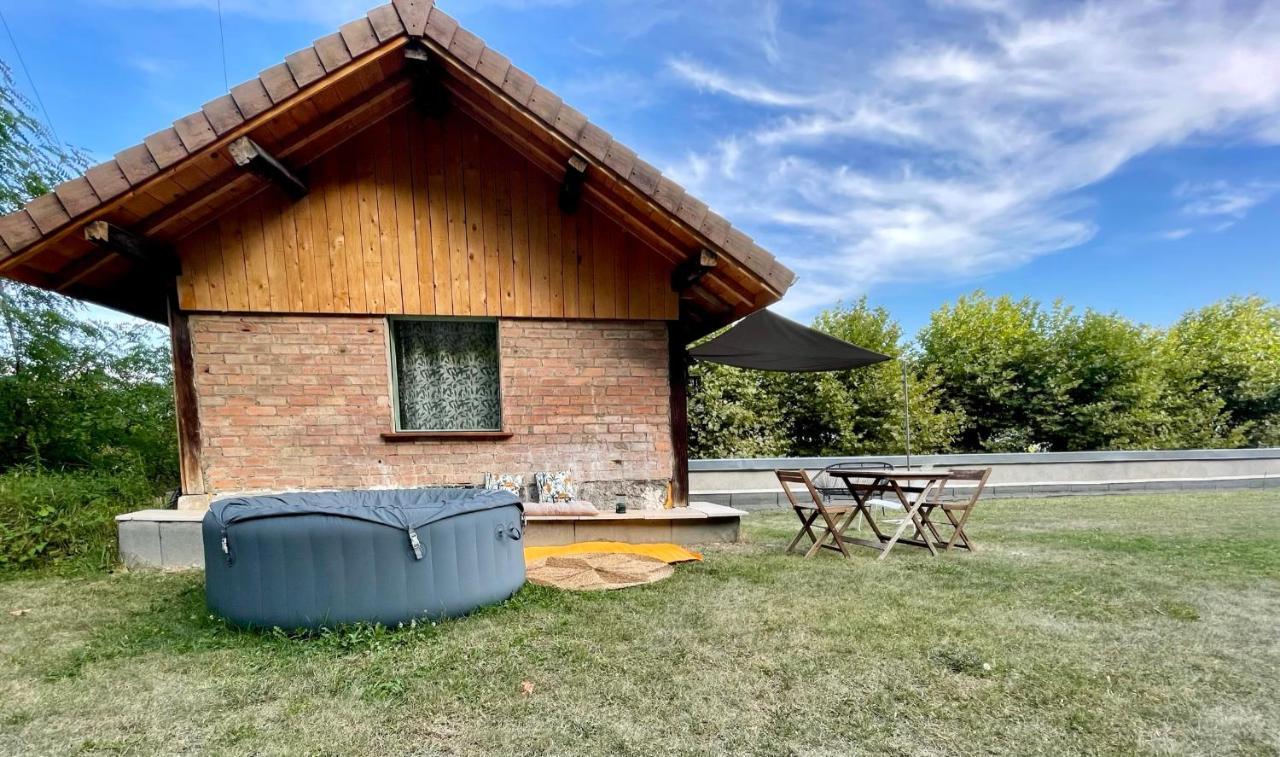 Jolie Cabane Avec Jacuzzi Pour Les Amoureux De La Nature Tullins Esterno foto